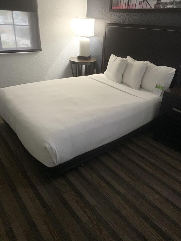 Hyatt House Lax Manhattan 3*